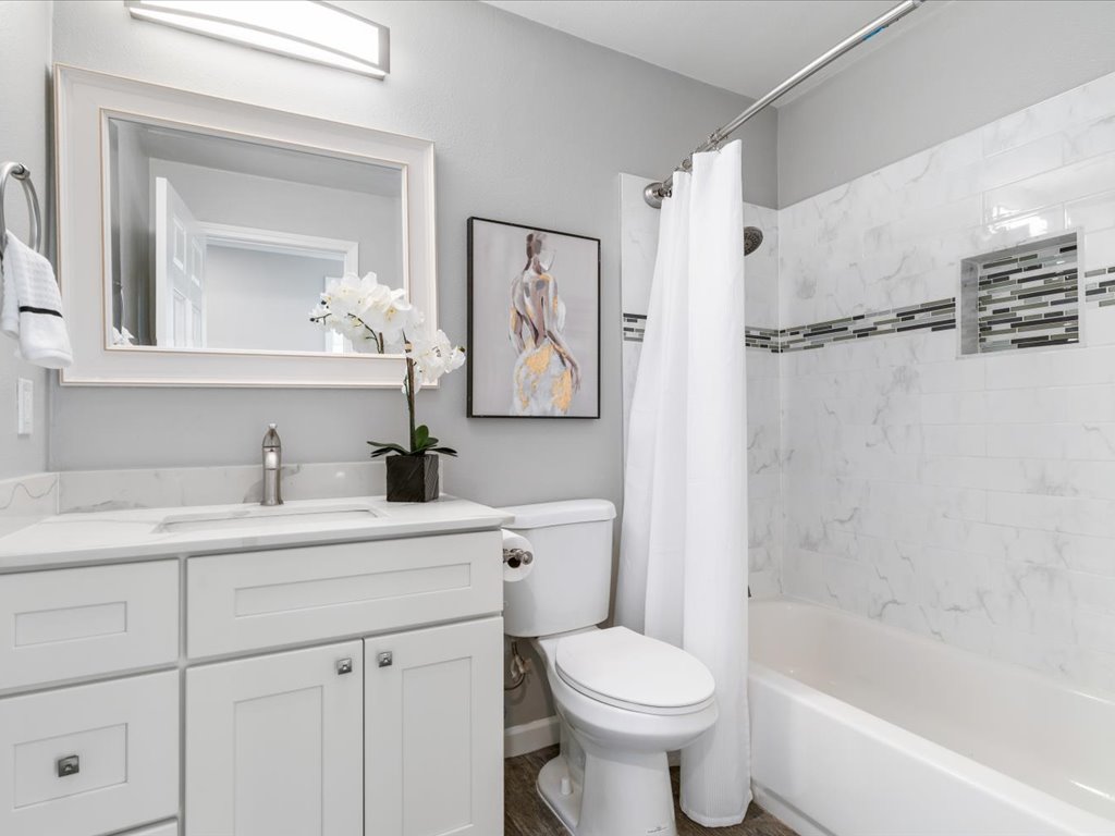 633 N P St Livermore 34 633 N P St 32 Bathroom