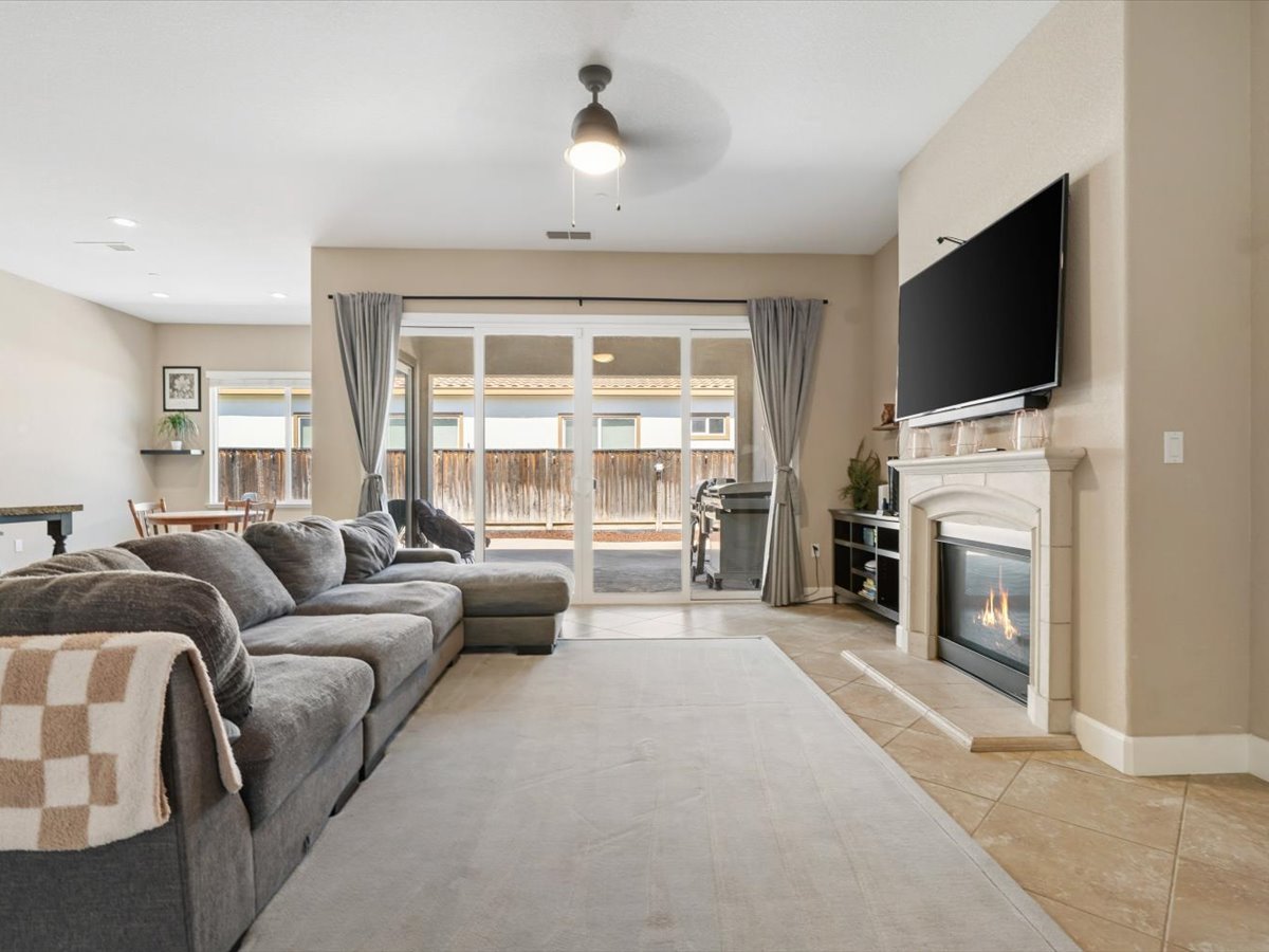 7313 Bay Harbor Way 12 Living Room