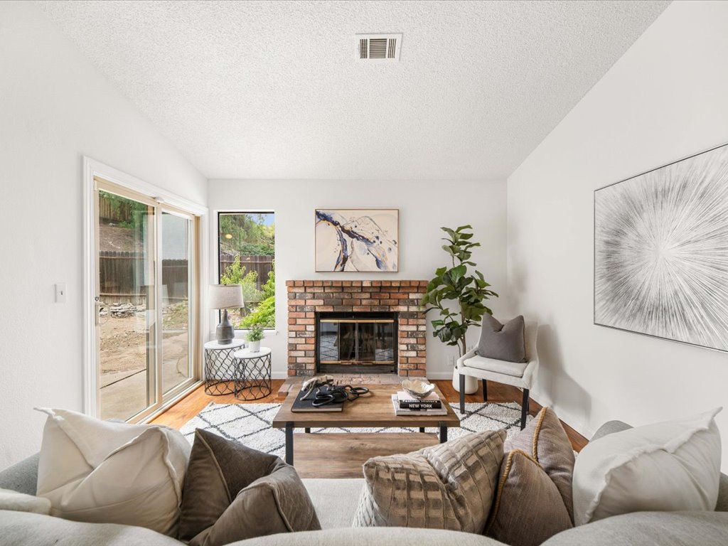 2748 Carpinteria Dr 24 Living Room