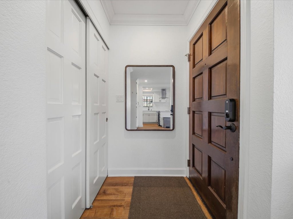 694 Peters Ave 01 Entry